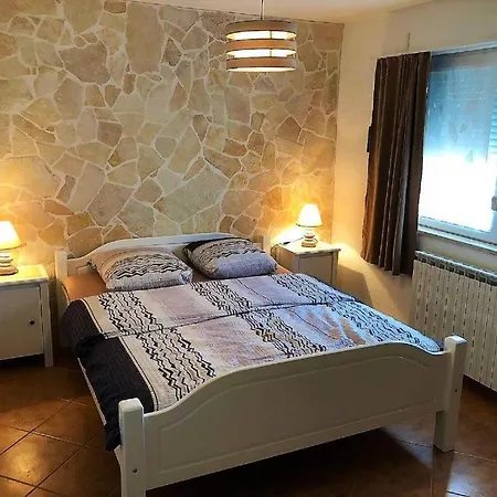 Engel With Pool Kukci