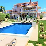 Engel With Pool *