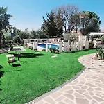 Engel With Pool