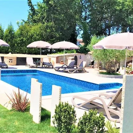 Engel With Pool *
