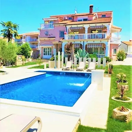 Engel With Pool * Kukci